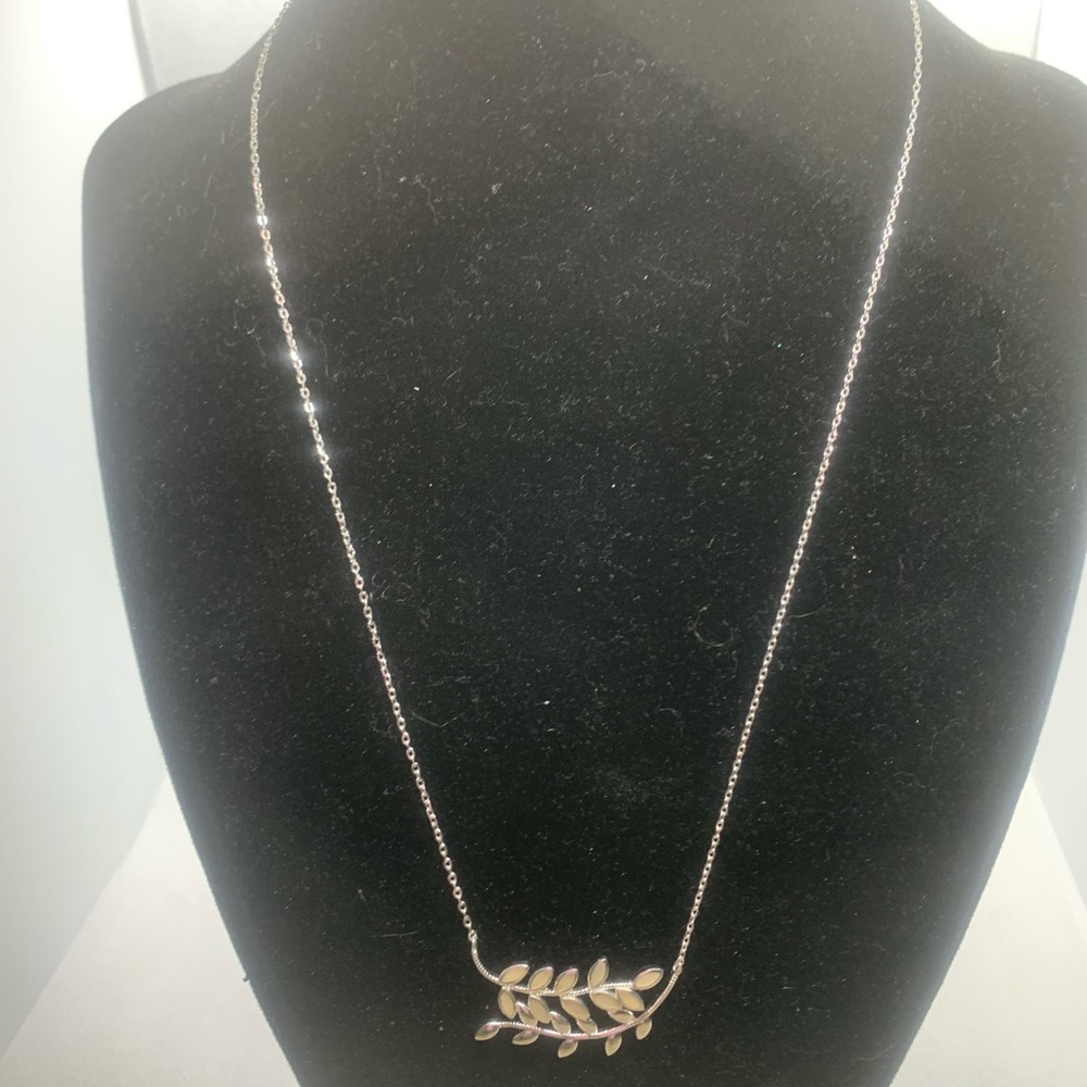 Leaf Design Sterling Silver Necklace With Mother Of Pearl